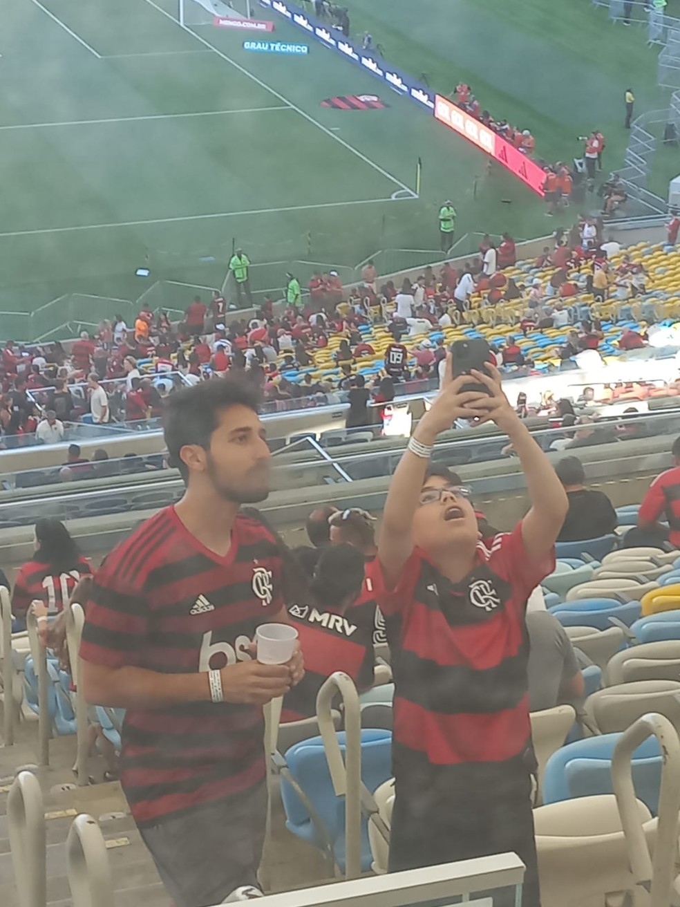 Pequeno torcedor registra o novo t&eacute;cnico do Flamengo na cabine &mdash; Foto: Raphael Zarko