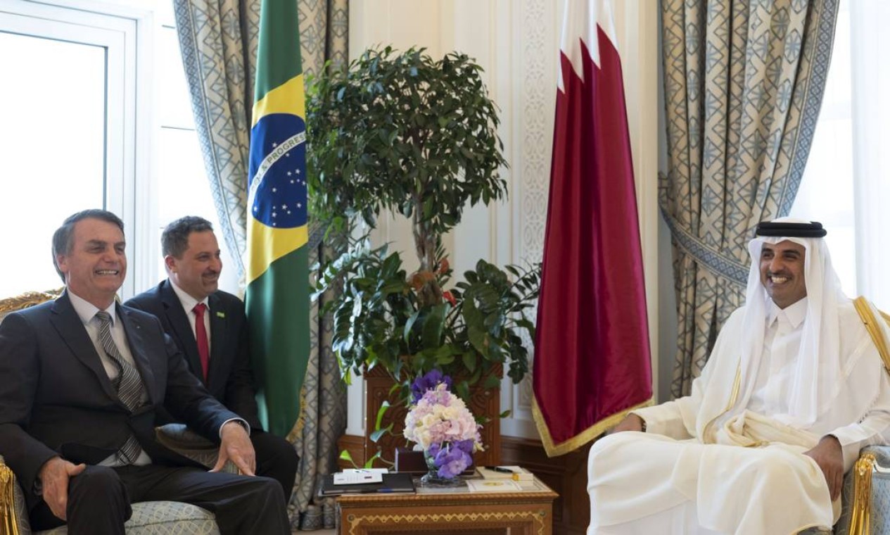 Jair Bolsonaro se encontrou com o xeique emir do Qatar Tamim bin Hamad al-Thani em Doha — Foto: AFP