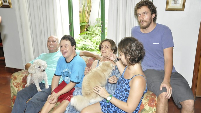 Fabricio Galvão and his family, athlete with down syndrome (Photo: Robson Boamorte)