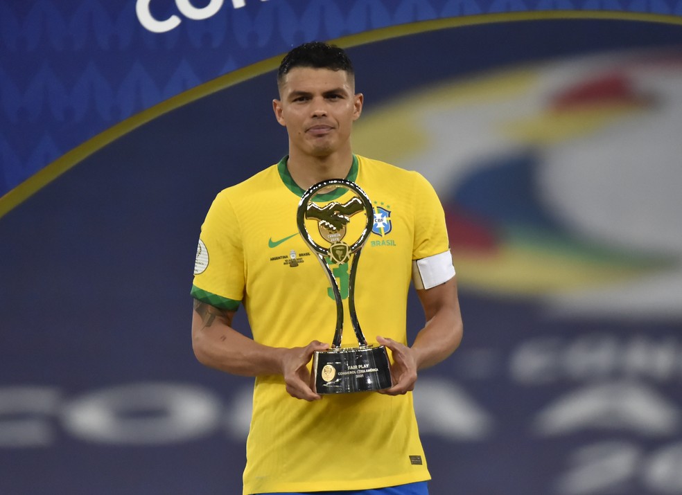 Thiago Silva recebe o troféu de fair play — Foto: André Durão