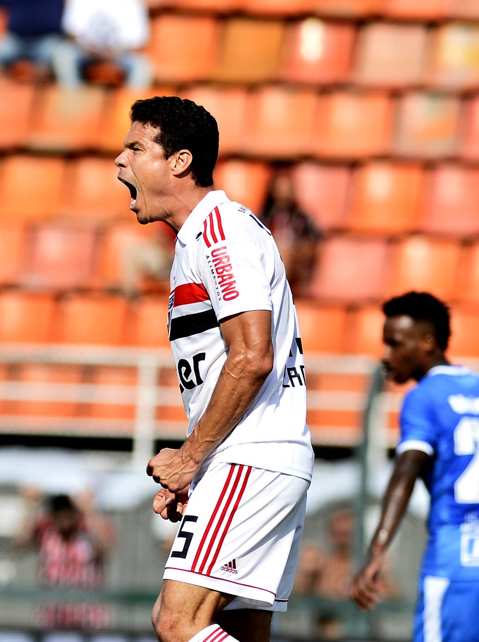 Hernanes na partida contra o São Bento — Foto: Marcos Ribolli