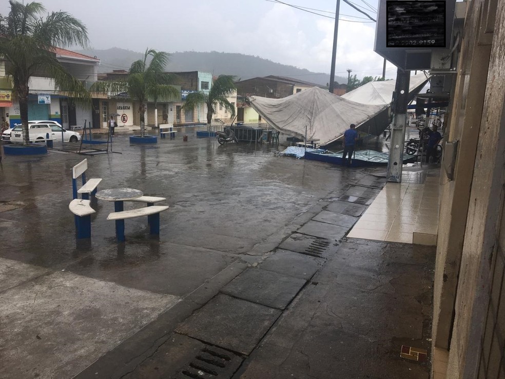 Estrutura na praça do município de Maribondo, em Aalgoas, desabou após temporal na cidade nesta quinta-feira (21) — Foto: Gardel Holanda Teixeira/Arquivo Pessoal