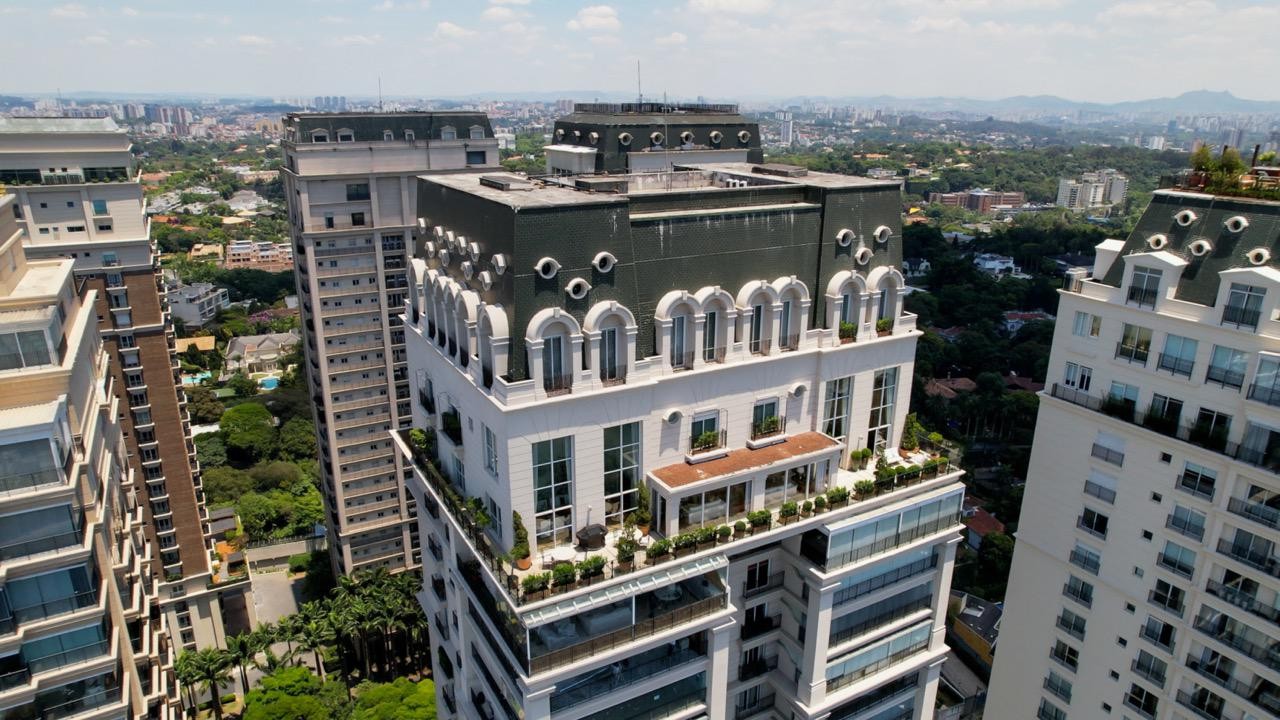 COBERTURA | O apartamento fica no 27º andar do condomínio, uma altura que, na verdade, corresponde ao 37 andares, por conta dos pavimentos do shopping que fica embaixo do condomínio (Foto: Mbras / Divulgação)