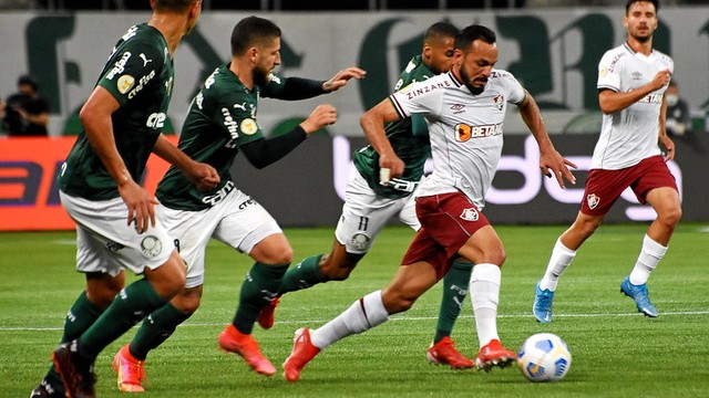 Yago conduz a bola contra o Palmeiras