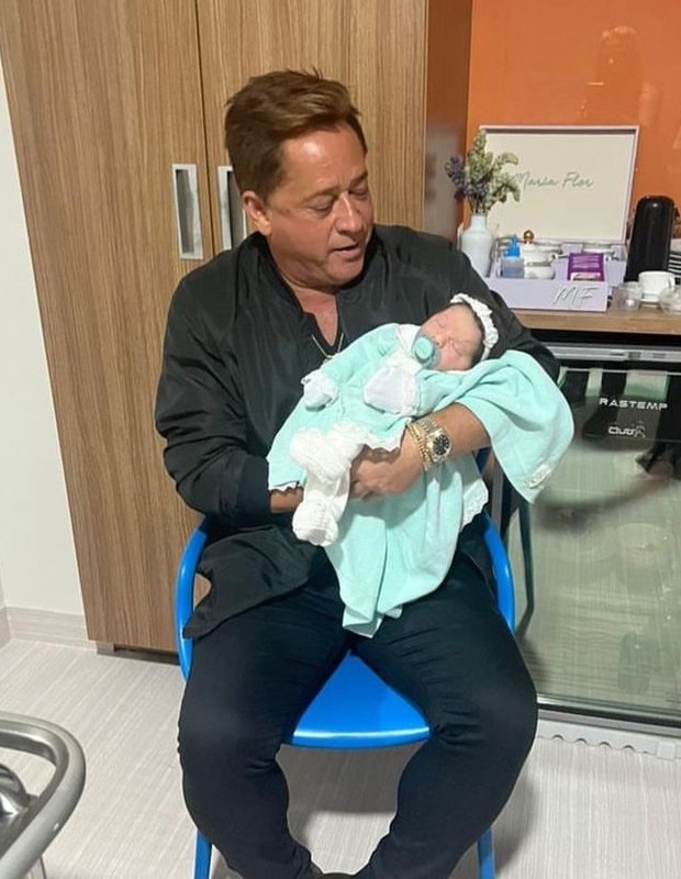 Leonardo conhece a neta Maria Flor (Foto: Reprodução/Instagram)