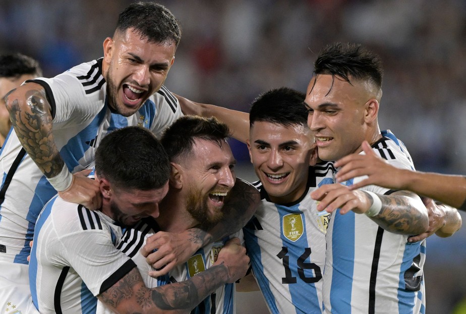 Messi é abraçado pelos jogadores da Argentina após gol no amistoso contra o Panamá