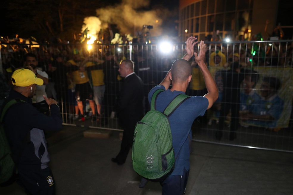 Miranda aplaude torcida na chegada a Moscou (Foto: Lucas Figueiredo/CBF)