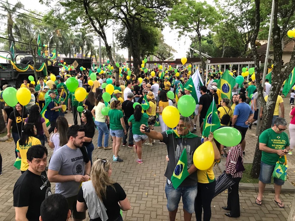 PR - Foz do Iguaçu: Manifestantes se reúnem em ato pró-Bolsonaro neste domingo (30) — Foto: Marcos Landim/RPC