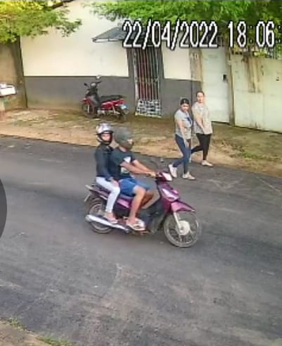 Casal usava motocicleta para anunciar o assalto  — Foto: Divulgação 