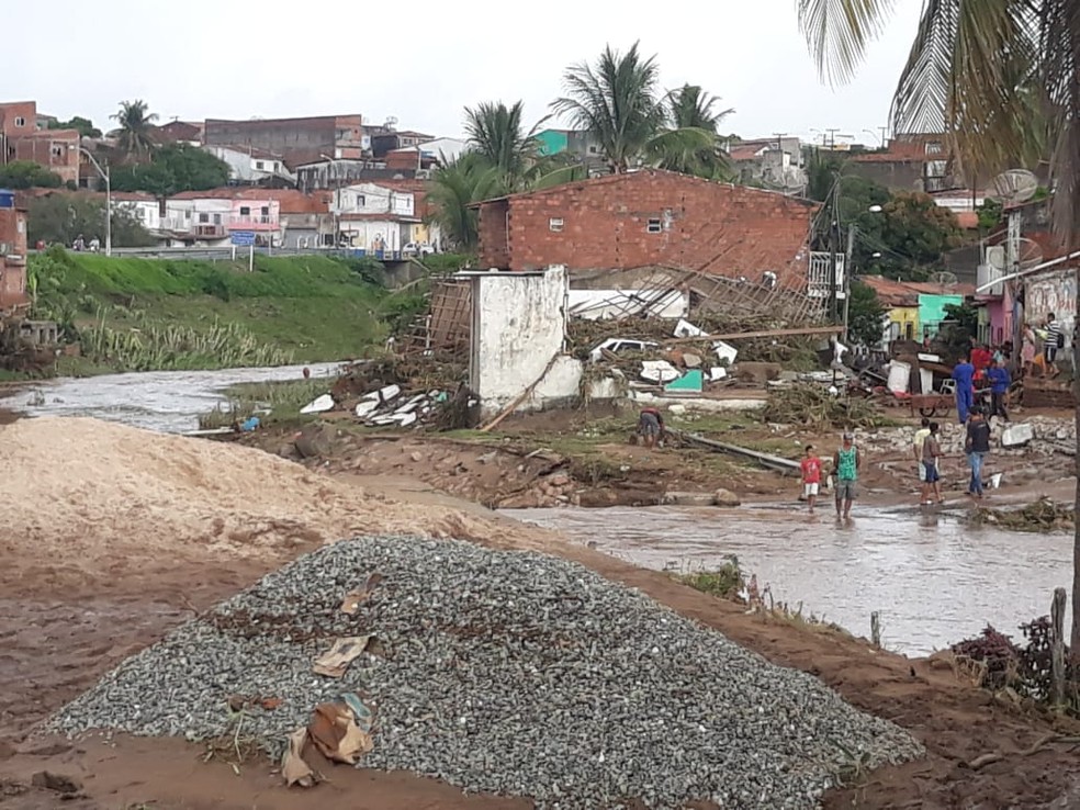 Casas ficaram destruídas em Santana do Ipanema, AL — Foto: José Everaldo/Arquivo Pessoal