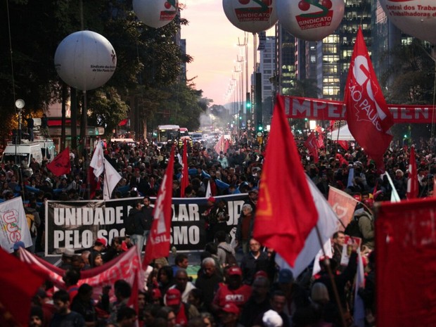 Ato bloqueia trânsito na Avenida Paulista, nesta sexta-feira (10) (Foto: Marcelo Brandt/G1)