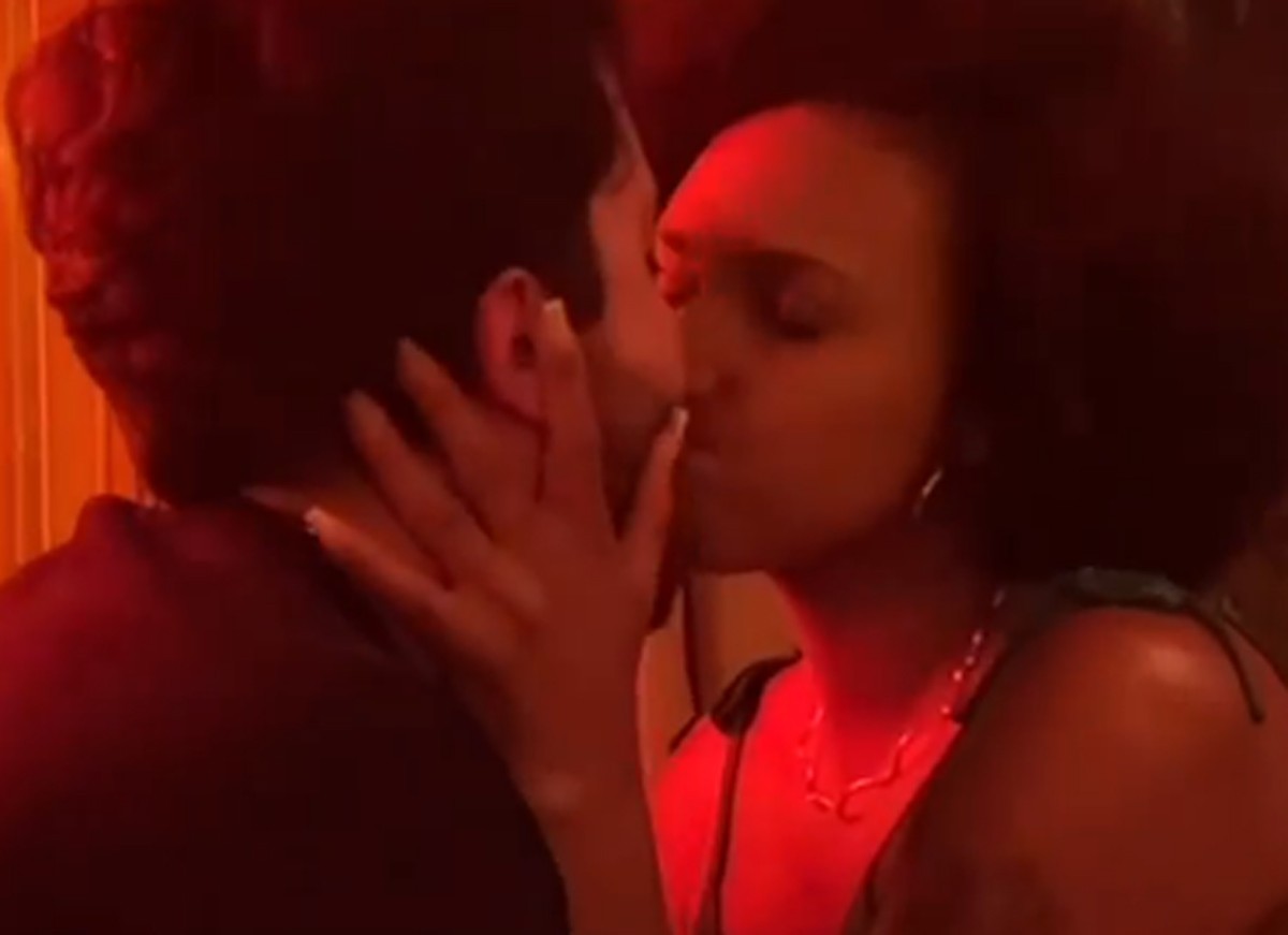 Jessilane troca beijões com o influencer Thallysson Borges (Foto: Reprodução / Twitter)