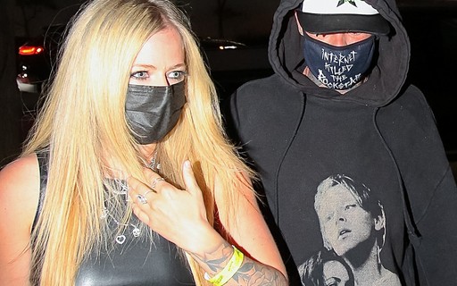 Estilosa, Avril Lavigne passeia com o namorado, Mod Sun, por Los Angeles