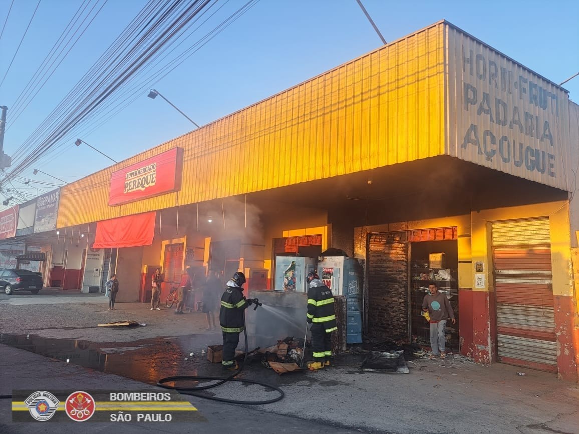 Mercado pega fogo e mobiliza Corpo de Bombeiros em Caraguatatuba, SP