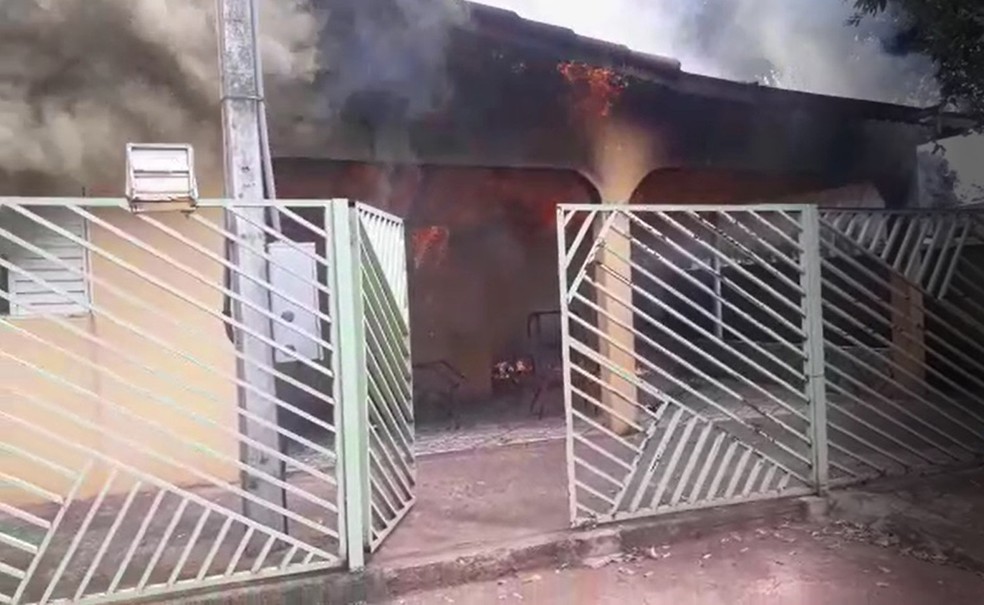 Incêndio em residência matou avó e neta em Euclides da Cunha Paulista — Foto: Vera Gonçalves 