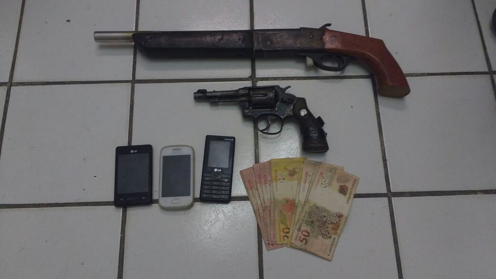 Armas, celulares e dinheiro foram entregues à Polícia Civil (Foto: Divulgação/Polícia Militar)