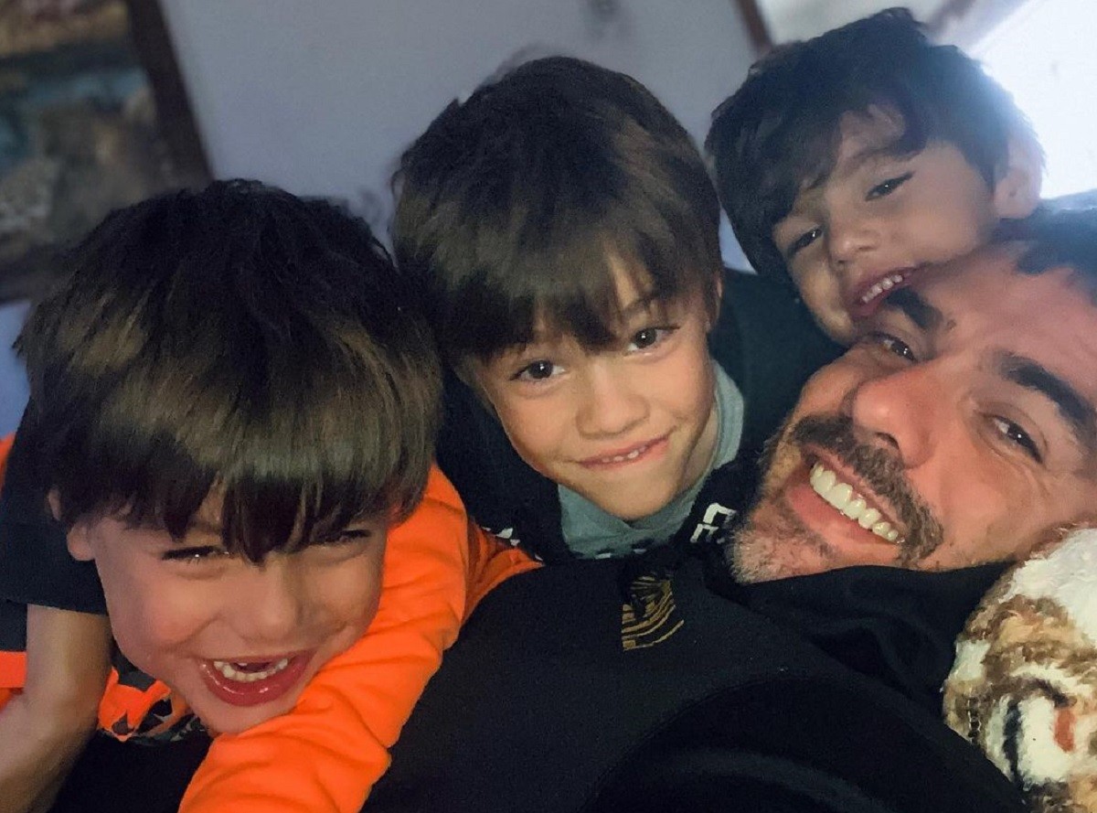 Daniel Saullo com os filhos Antonio, José e João (Foto: Reprodução/Instagram)