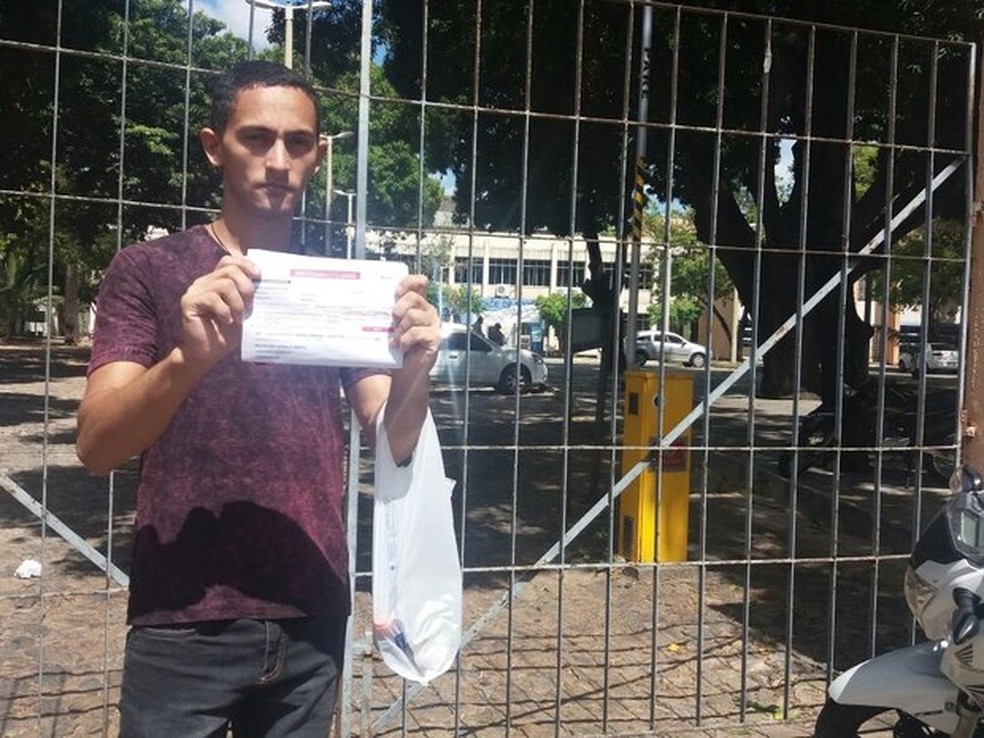 Odacir Carneiro da Silva foi informado pelos seguranças do Centro de Humanidades 1 da UFC que não haverá prova no local (Foto: Lena Sena/ G1 Ceará)