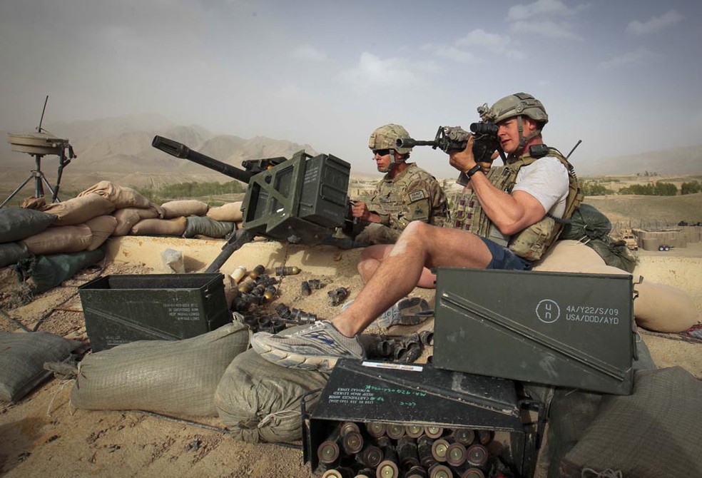 Imagem de Danish Siddique de 2016 mostra soldado norte-americano de bermuda realizando exercício de tiros no Afeganistão — Foto: Danish Siddiqui/Reuters