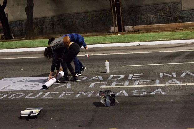Intervenção artística em SP espalha mensagens contra o coronavírus (Foto: Nátasha Fernández / Divulgação)