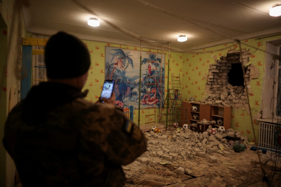 Imagem de 17 de fevereiro de 2022 de um jardim de infância na Ucrânia que foi atingido por uma bomba; governo acusa os rebeldes — Foto: Carlos Barria/Reuters