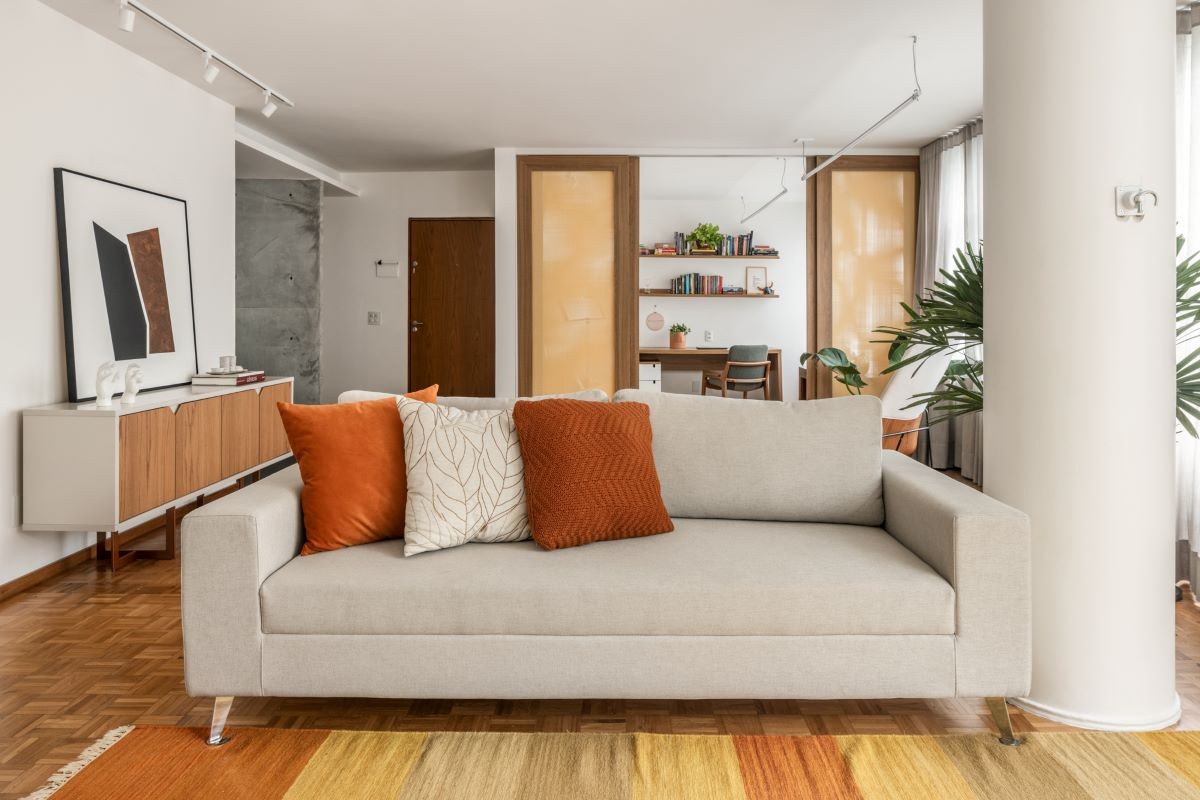 SALA | Móveis e adornos do apartamento são do Galpão Sia (Foto: Joana França / Divulgação)