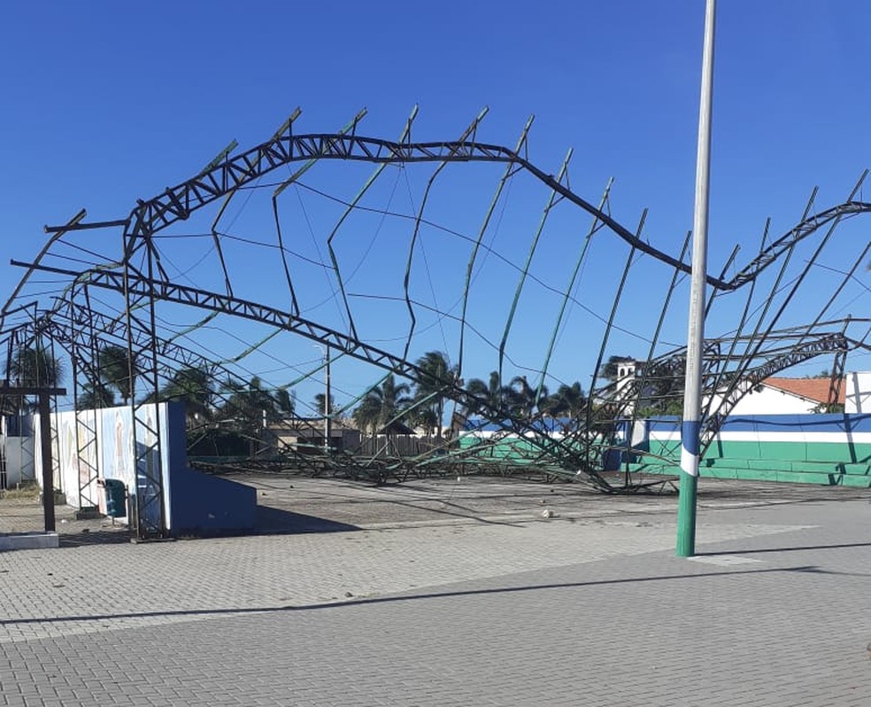 A estrutura de um ginásio caiu em São Gonçalo do Amarante, na Grande Fortaleza — Foto: Reprodução