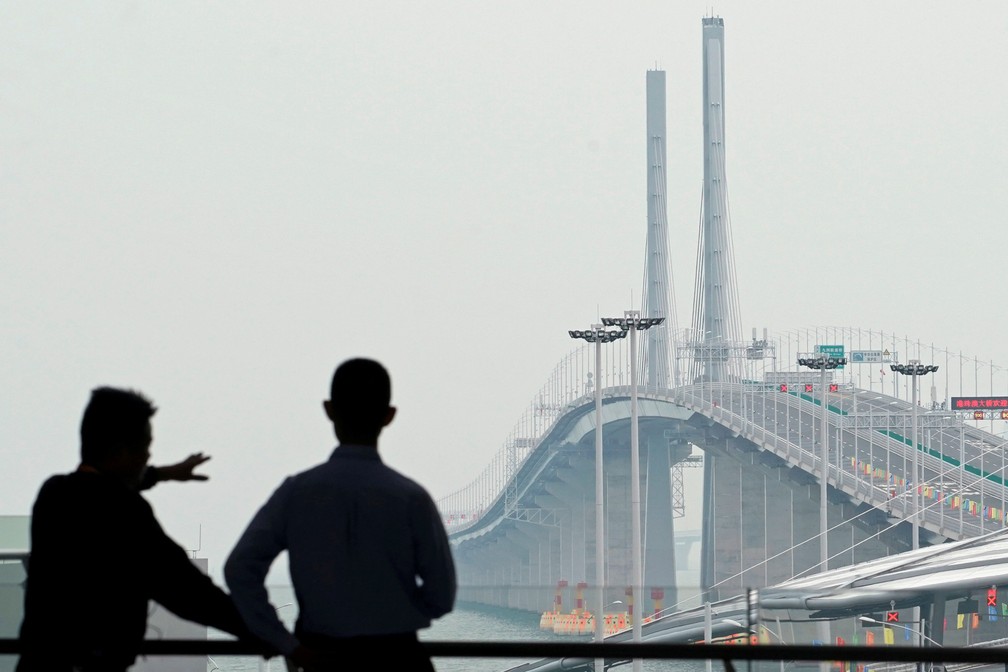 23 de outubro â A nova ponte que faz a ligaÃ§Ã£o entre Hong Kong, Zhuhai e Macau Ã© vista apÃ³s a cerimÃ´nia de inauguraÃ§Ã£o em Zhuhai, na China. Obra tem 55 Km de extensÃ£o e engloba trechos de estrada, trÃªs pontes, ilhas artificiais e um tÃºnel subaquÃ¡tico. Projeto custou cerca de US$ 20 bilhÃµes e sua construÃ§Ã£o foi marcada por atrasos e problemas de seguranÃ§a que levaram Ã  morte de ao menos 18 trabalhadores  â Foto: Aly Song/Reuters