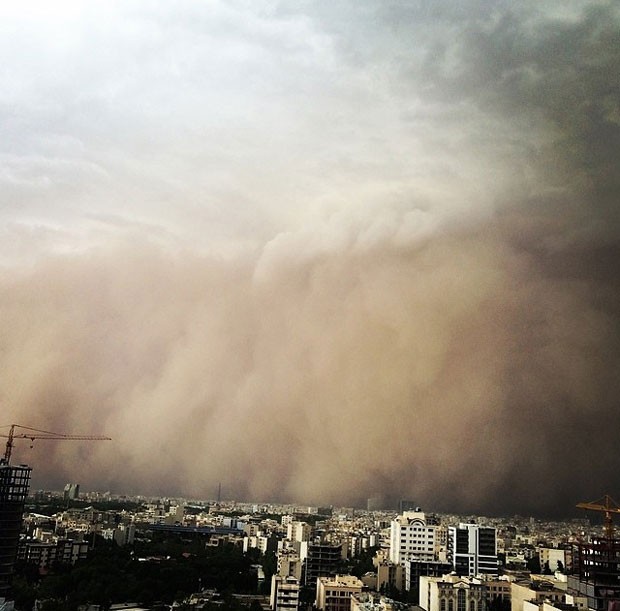 Cidade foi tomada pela nuvem de areia com ventos de até 110 km/h (Foto: Farhad Kabar Kohian/AFP)