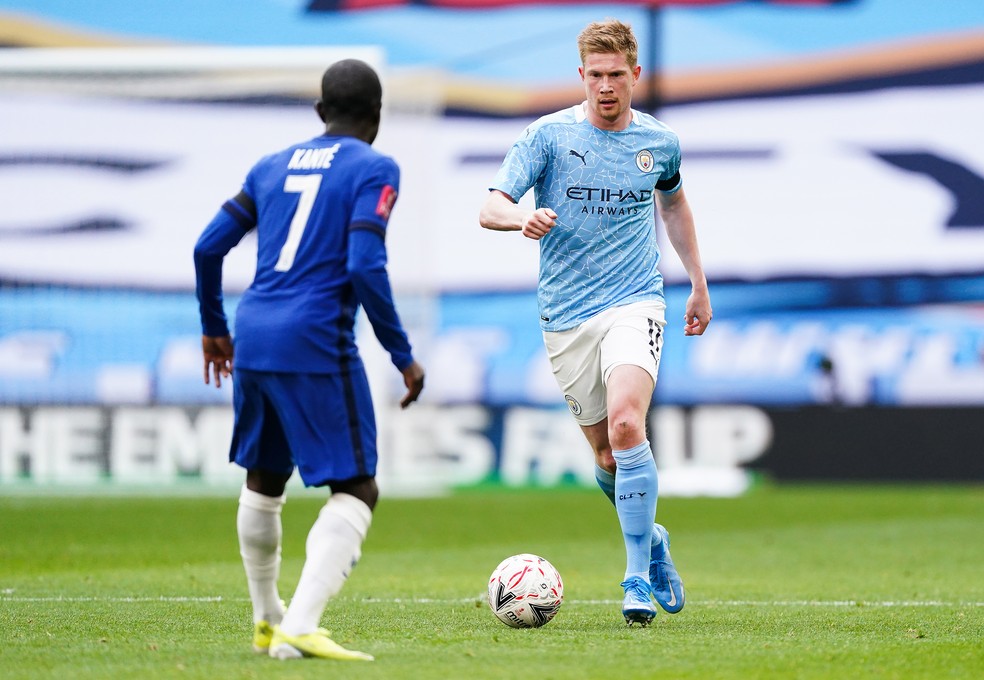 Kanté e De Bruyne frente à frente nas semifinais da Copa da Inglaterra, em abril — Foto: Getty Images