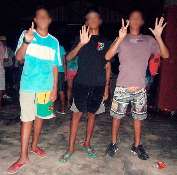 Rapazes usam os dedos para fazer a sequência numeral '1', '5' e '7', que representa o código penal 157 para crime de assalto à mão armada.  (Foto: Divulgação/Polícia Civil do RN)