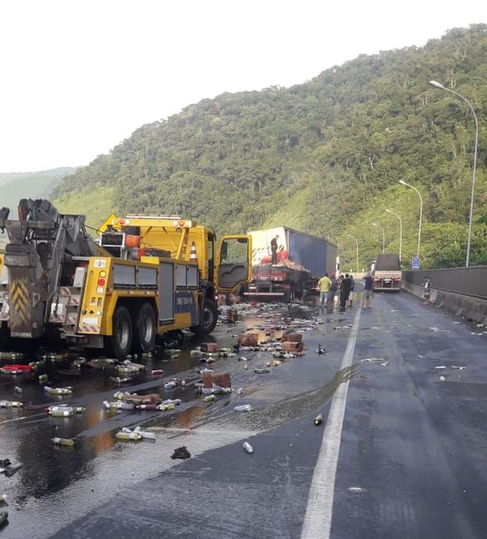 Regis Bittencourt Tem Pista Totalmente Interditada Apos Acidente Com Quatro Veiculos Santos E Regiao G1