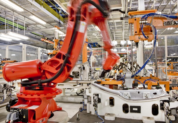 Robôs trabalham em fábrica de carros da Fiat (Foto: Divulgação)