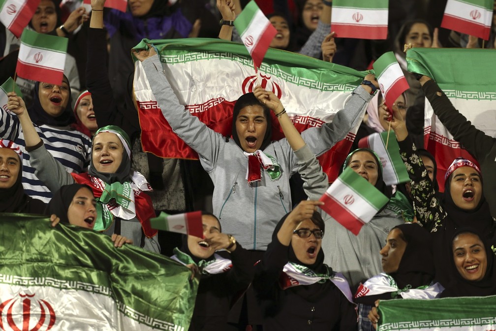 Partida entre Irã e Bolívia, em 2018, foi um dos poucos momentos em que o regime iraniano autorizou que mulheres assistissem a jogos de futebol — Foto: Vahid Salemi, Arquivo/AP Photo