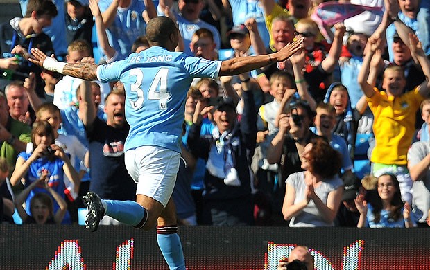 Nigel de Jong comemora gol do Manchester City contra o West Ham (Foto: AFP)