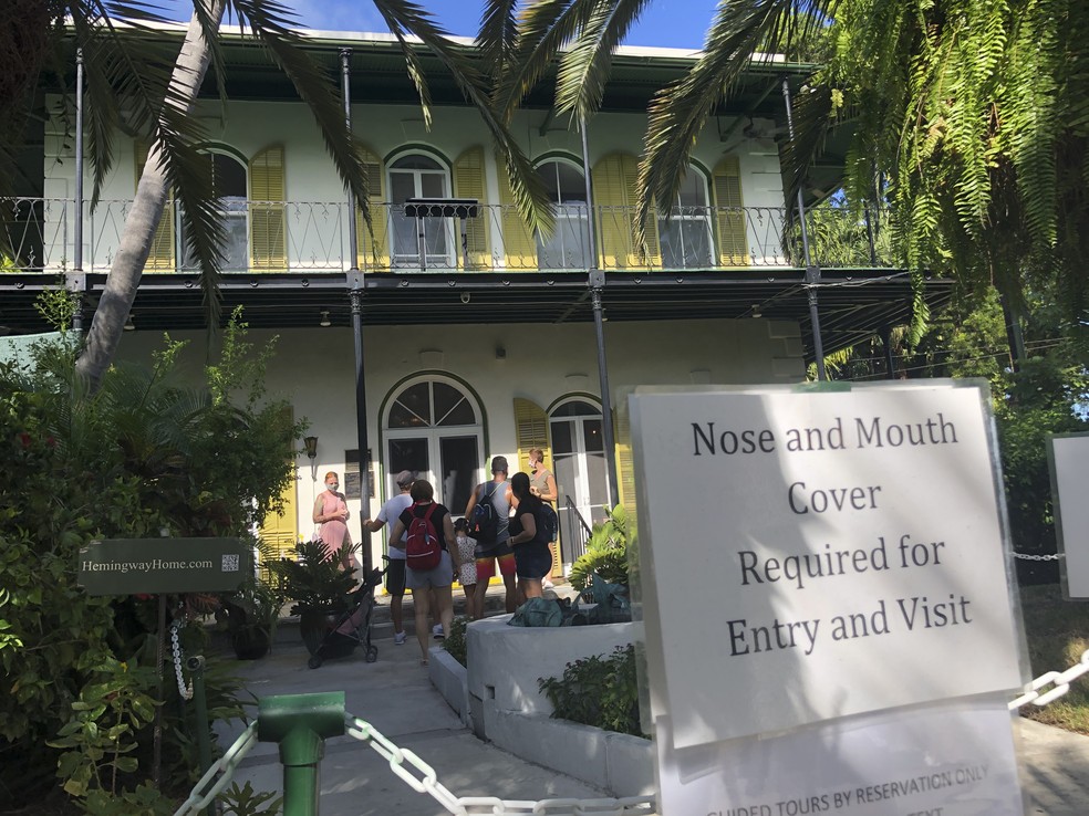 Turistas visitam a casa e museu de Ernest Hemingway, onde o escritor americano e ganhador do prêmio Nobel de 1954 viveu com sua esposa Pauline na década de 1930, em Key West, na Flórida, em 30 de agosto — Foto: Leila Macor/AFP