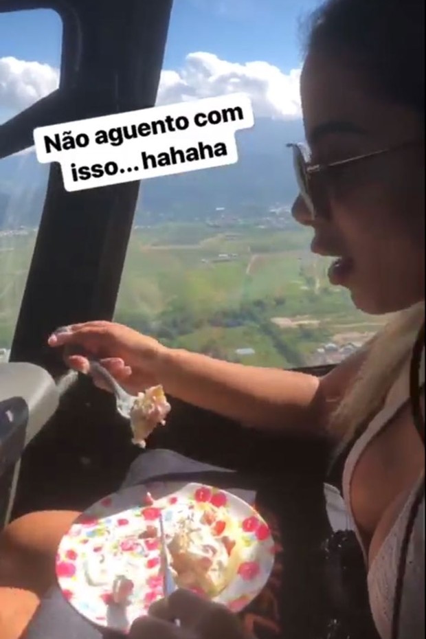 Anitta come no helicóptero (Foto: Reprodução/Instagram)