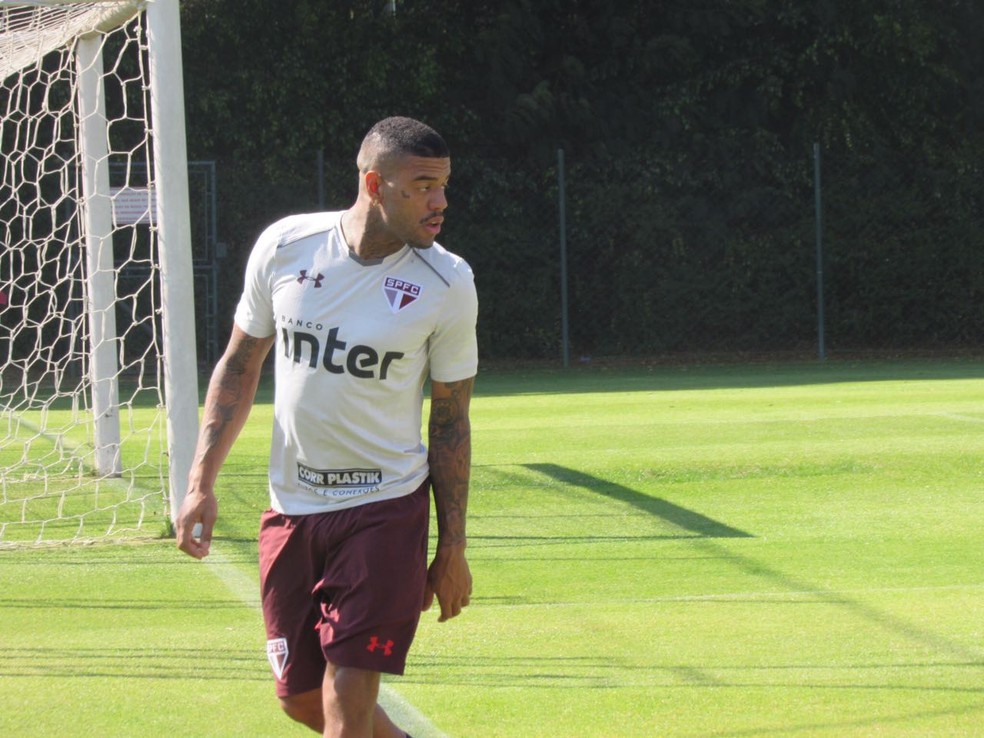 Júnior Tavares durante treino do São Paulo no CT da Barra Funda (Foto: Marcelo Prado)