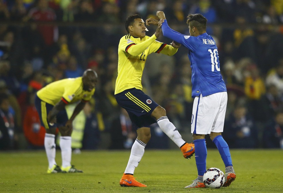 Neymar e o zagueiro Murillo brigam na última derrota do Brasil com o atacante em campo (Foto: Reuters)