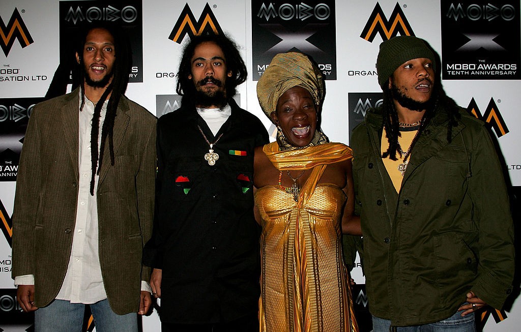LONDON - SEPTEMBER 22:  The late Bob Marley's widow Rita Marley and sons Julian Marley, Damian Marley and Stephen Marley arrive at the MOBO Awards 2005, the tenth anniversary of the annual music event, at the Royal Albert Hall on September 22, 2005 in Lon (Foto: Getty Images)