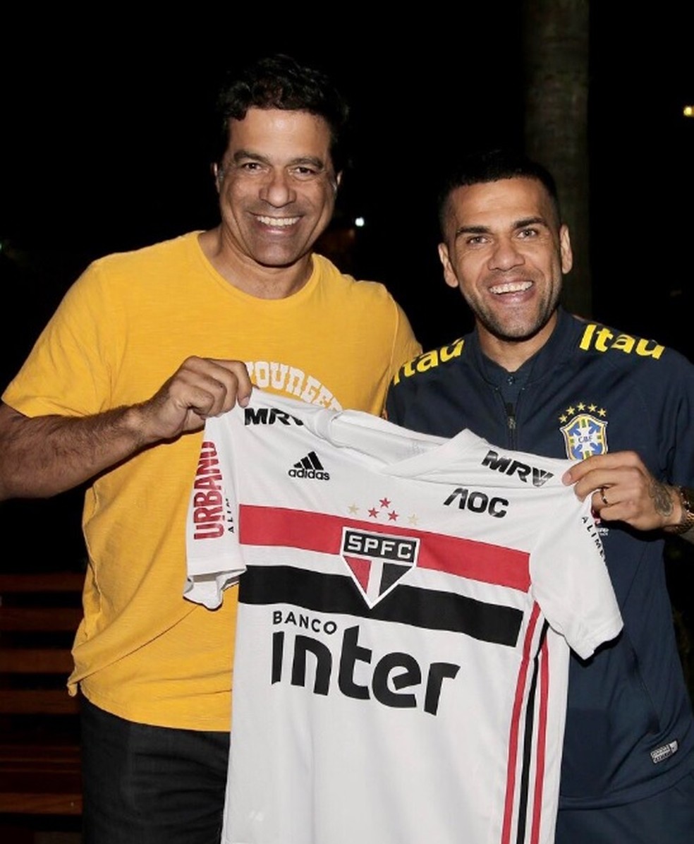 Raí entrega camisa do São Paulo a Daniel Alves durante a Copa América — Foto: Divulgação