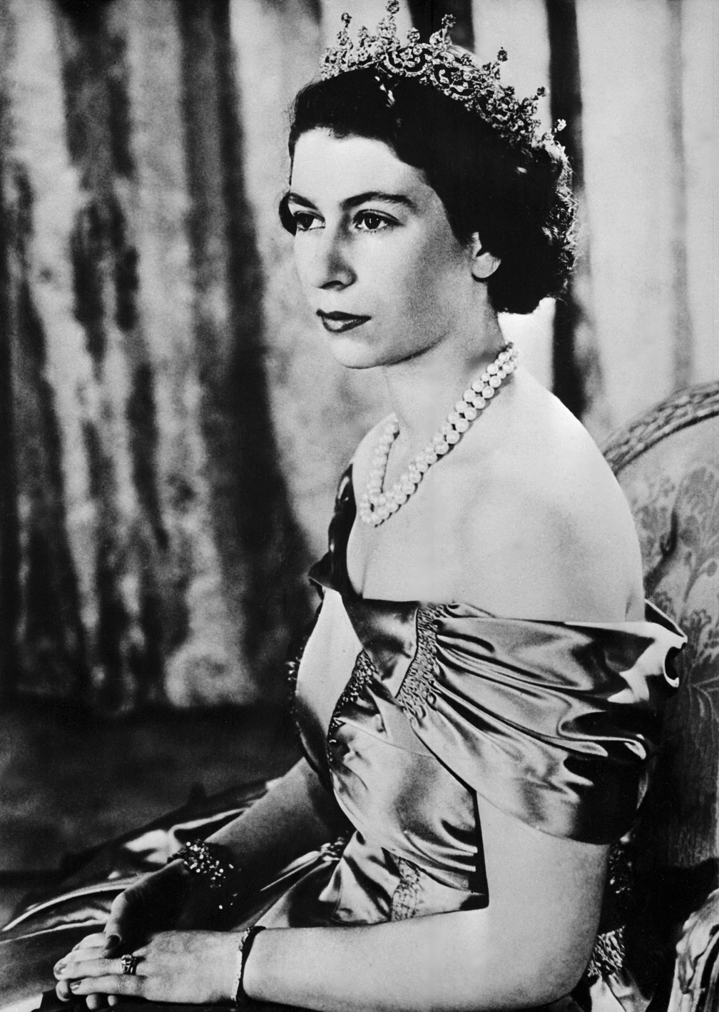Nesta foto de arquivo tirada em 21 de abril de 1951, a princesa Elizabeth é fotografada usando um vestido de seda cinza, um colar de pérolas e uma coroa de diamantes para seu aniversário de 25 anos, em Londres — Foto: Intercontinentale/AFP/Arquivo
