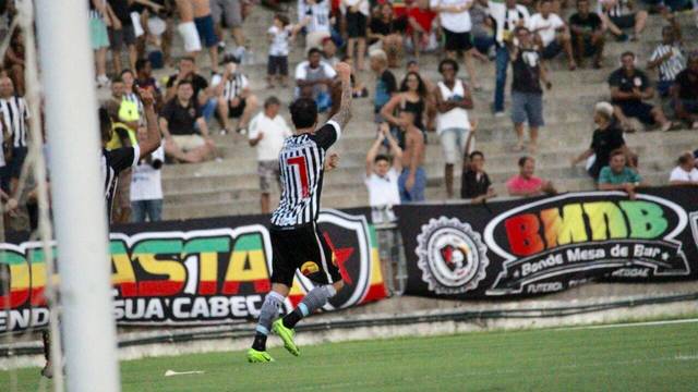 O homem est� imposs�vel! Clayton abriu o caminho para a vit�ria do Belo sobre o Pato
