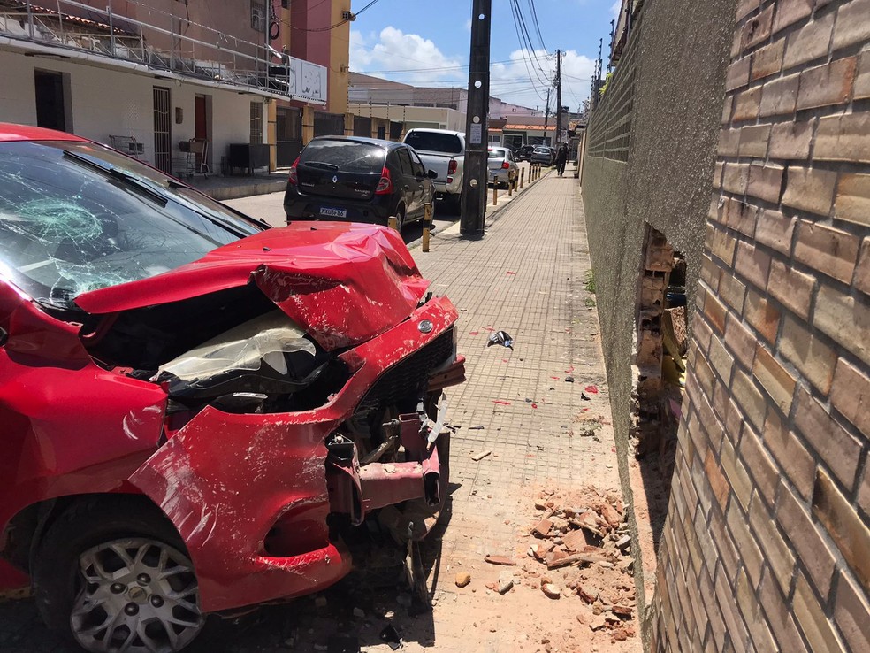 Carro roubado por assaltante atingiu outro veículo e bateu em muro de restaurante no bairro Alecrim, em Natal — Foto: Ayrton Freire/Inter TV Cabugi