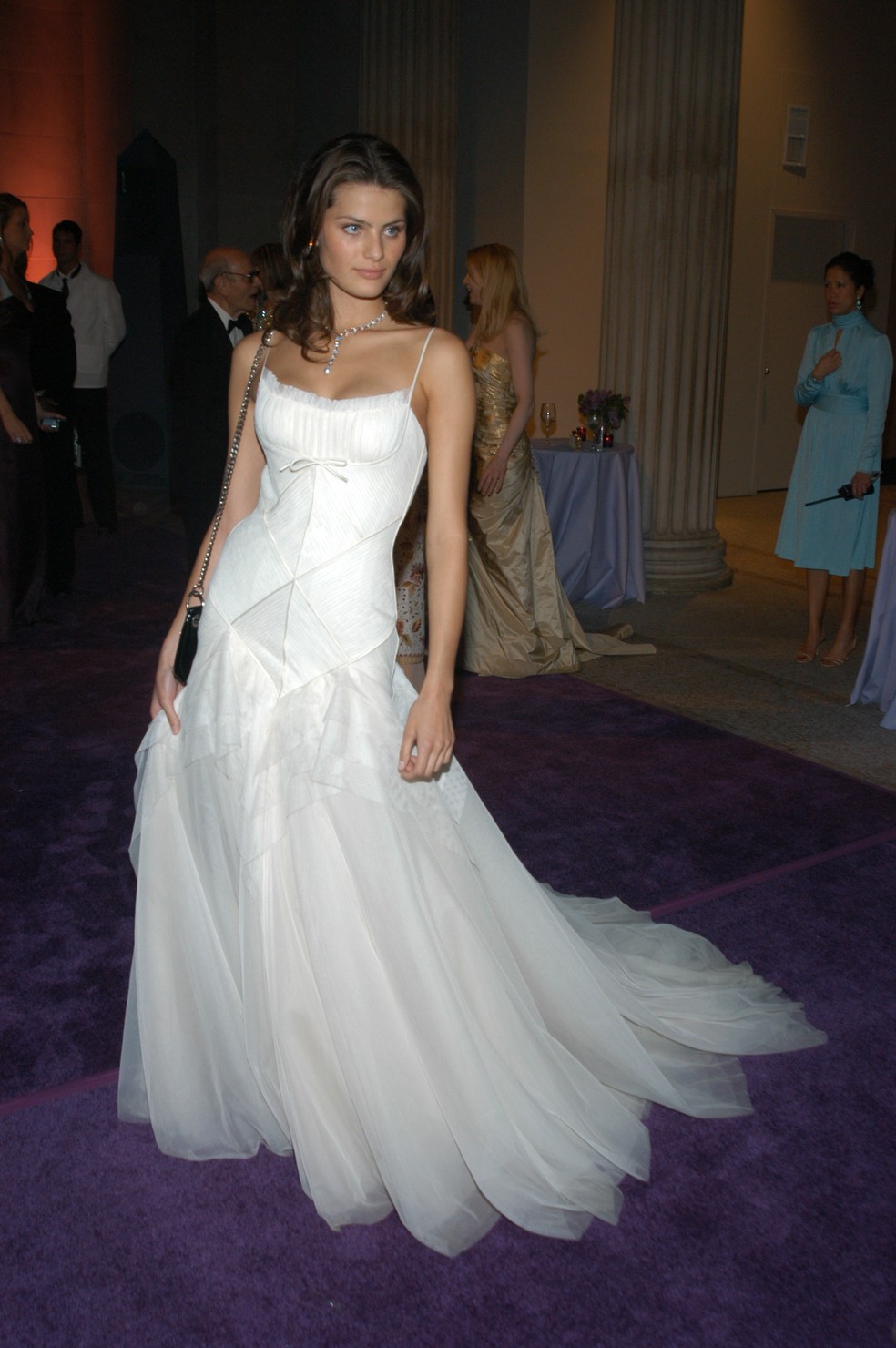 Isabeli Fontana no Met Gala de 2004 — Foto: Getty Images