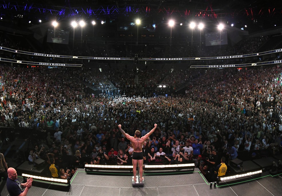 McGregor diante da multidão que tomou a arena — Foto: Getty Images