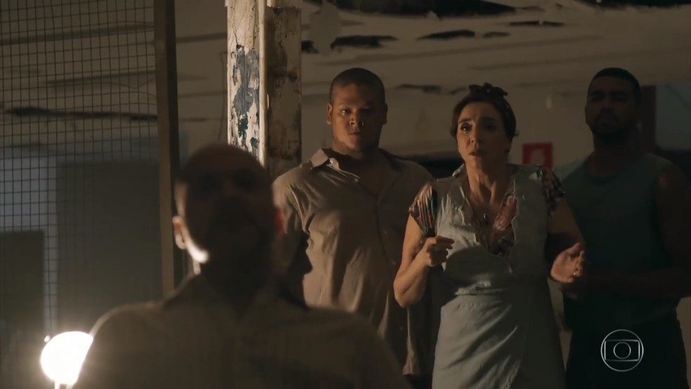Francesca (Marisa Orth) é levada por bandidos até o homem com quem tem uma dívida - 'Haja Coração' — Foto: Globo