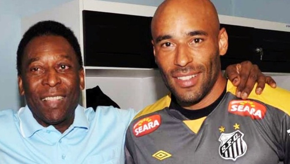 Edinho e Pelé — Foto: Divulgação/Santos Futebol Club