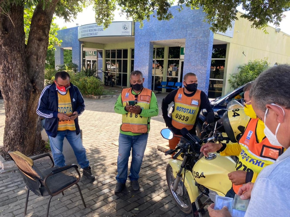 Colegas de profissão da vítima foram até o IML para demonstrar revolta pelo ocorrido — Foto: Aniele Brandão/TV Clube