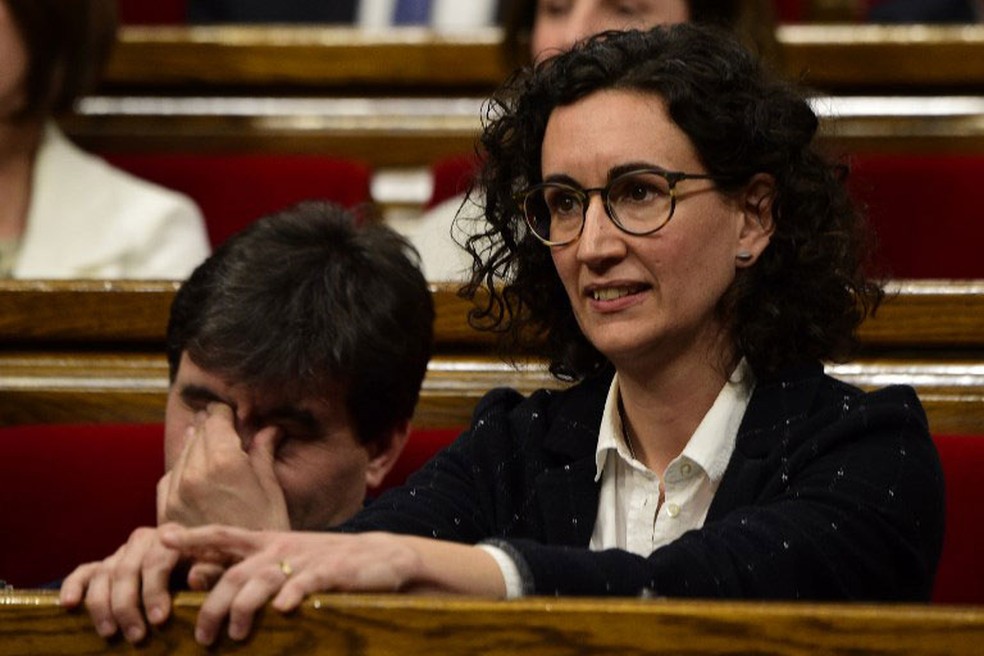 Separatista catalã Marta Rovira participa de sessão no parlamento catalão, em na quinta-feira (22)  (Foto: Lluis Gene / AFP)
